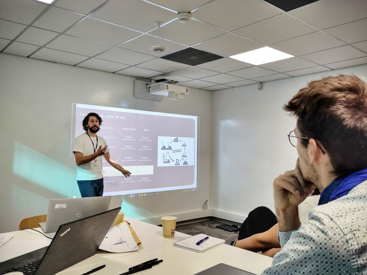 presentation à une audience avec un powerpoint